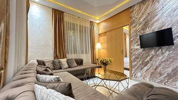 Familie appartement | Woonruimte | Een 42-inch smart-tv met digitale zenders en streamingdiensten