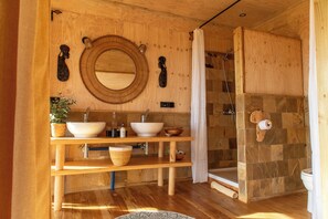 Chalet rustique luxueux | Salle de bain | Douche, peignoirs, serviettes fournies, savon