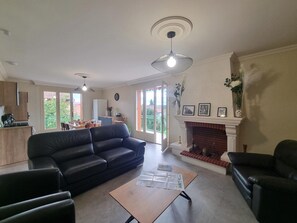 TV, fireplace