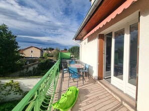 Outdoor dining - Spacious and comfortable lodging with terrace in Roanne (Roanne)