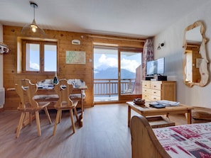 TV - Cozy apartment with balcony and private parking (Montvalezan-La Rosière)