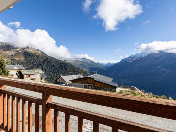 Property grounds - Cozy apartment with balcony and private parking (Montvalezan-La Rosière)