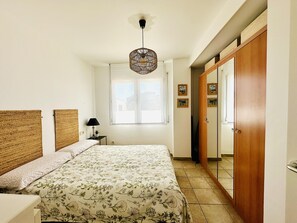 2 bedrooms - Family Getaway: Bright Apt with Pool, Garden, A/C & Terrace, Near Beach, Sleeps 4 (Roses)