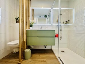 Bathroom - Family Getaway: Bright Apt with Pool, Garden, A/C & Terrace, Near Beach, Sleeps 4 (Roses)