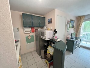 Refrigerador, microondas, lavavajillas, cafetera/tetera