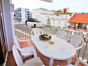 Outdoor dining - Apartment for 6 in Santa Margarida - Terrace & Comfort (Roses)