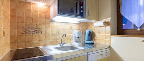 Mikrowelle, Geschirrspüler, Wasserkocher mit Kaffee-/Teezubehör, Toaster