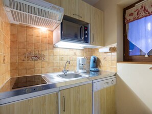 Micro-ondes, lave-vaisselle, cafetière/bouilloire, grille-pain