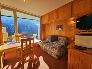 TV - Cozy 17m² studio for 2 in Plan Peisey, pets allowed (Peisey-Nancroix-Plan Peisey)