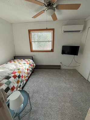 2 bedrooms, WiFi, bed sheets - Charming Chalet in Powderhorn Village (Bessemer)
