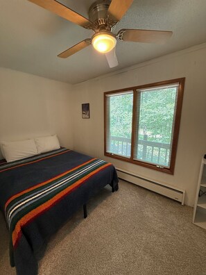2 bedrooms, WiFi, bed sheets - Charming Chalet in Powderhorn Village (Bessemer)
