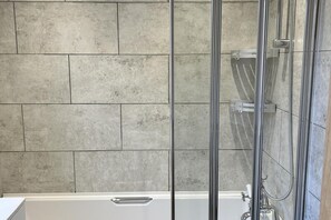 House | Bathroom | Combined shower/tub, deep soaking tub, free toiletries, hair dryer