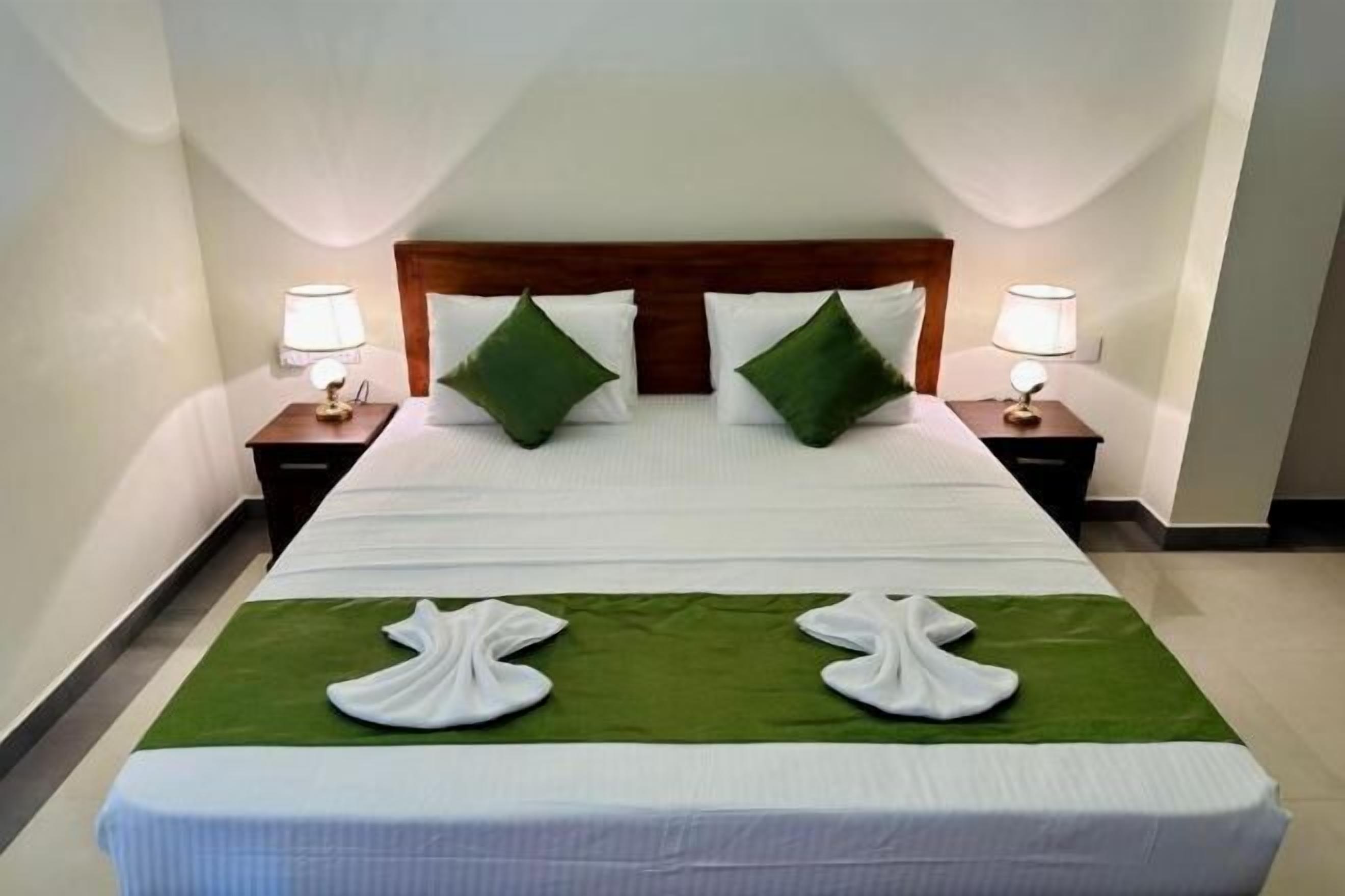 Individueel gemeubileerd, een bureau, een strijkplank/strijkijzer