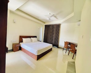 เครื่องนอนระดับพรีเมียม, ผ้านวมขนเป็ด, ตกแต่งพิเศษโดยเฉพาะ, โต๊ะทำงาน
