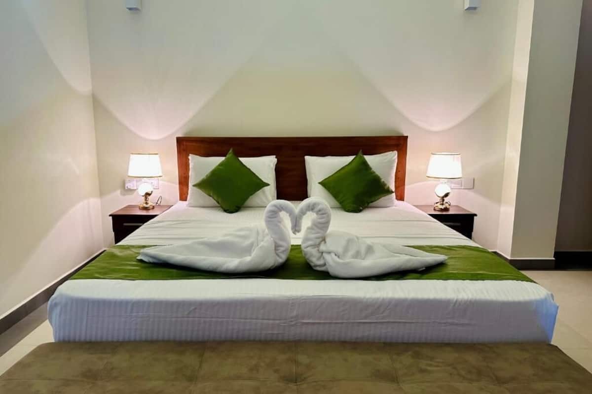 Habitación doble Deluxe, 1 habitación, balcón, vista a la ciudad | Ropa de cama de alta calidad, edredón y escritorio