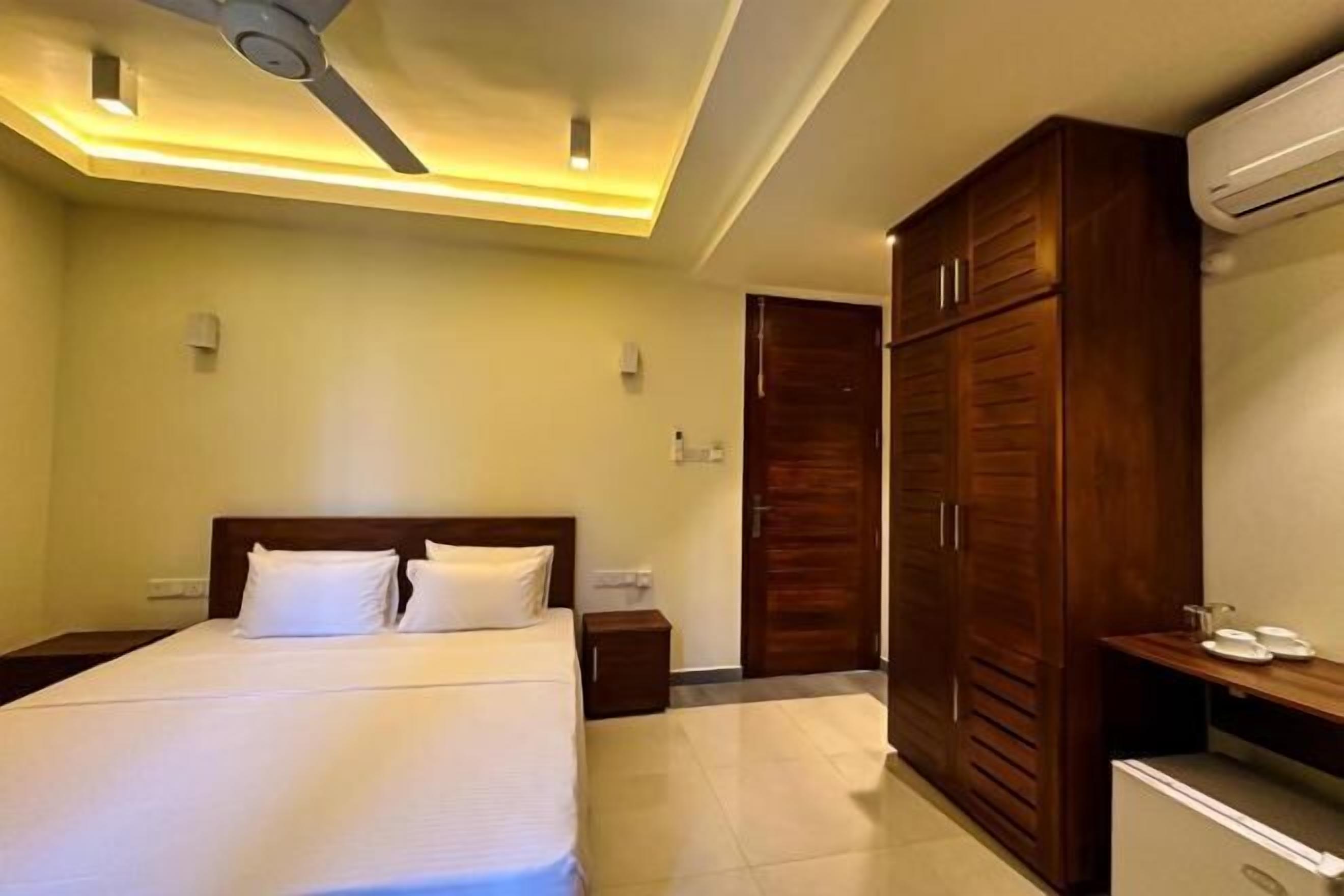 Individueel gemeubileerd, een bureau, een strijkplank/strijkijzer