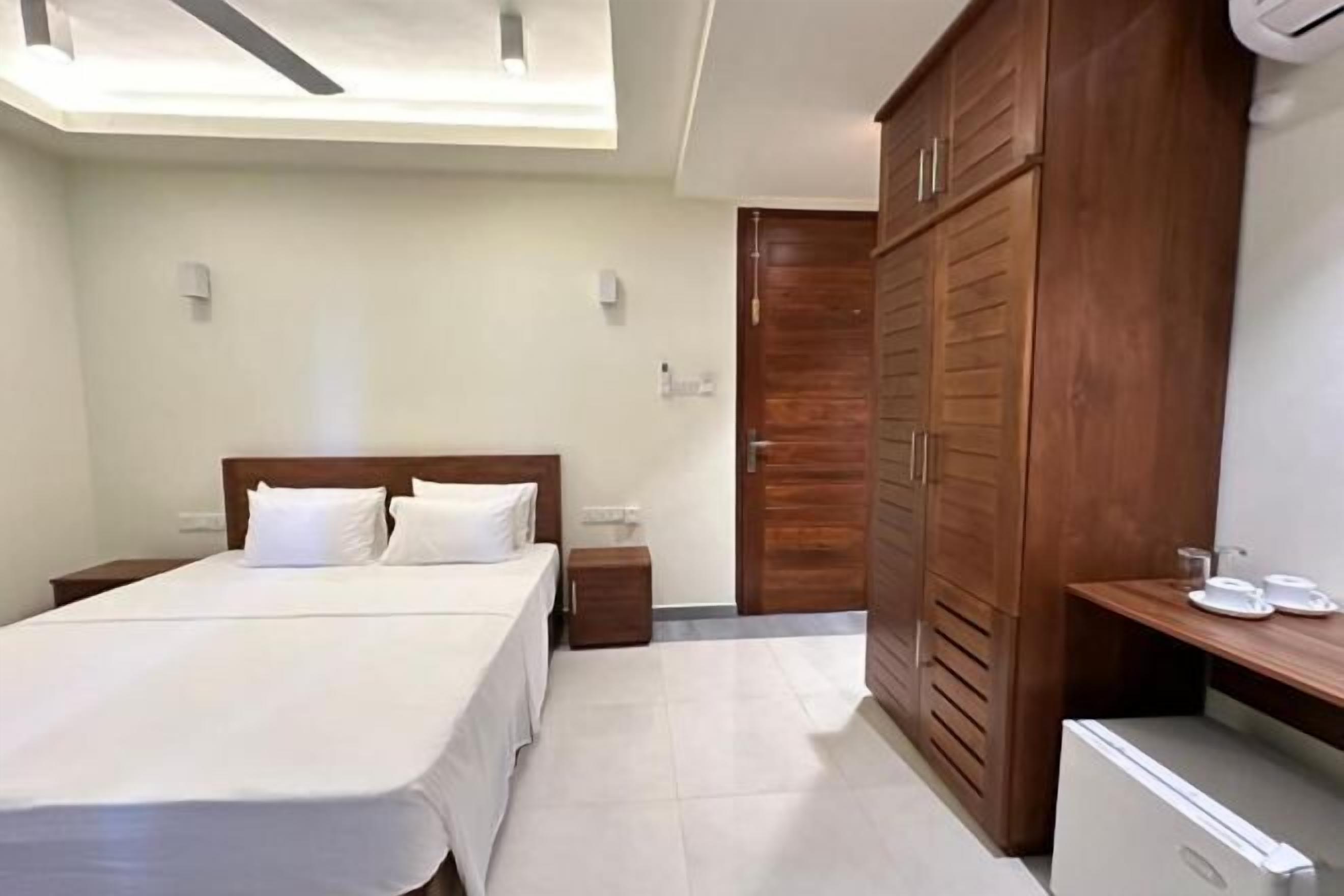 Individueel gemeubileerd, een bureau, een strijkplank/strijkijzer