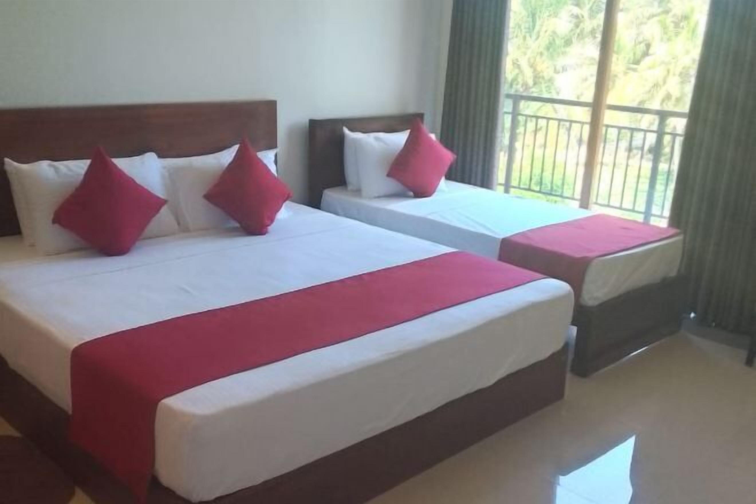 Individueel gemeubileerd, een bureau, een strijkplank/strijkijzer