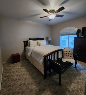 2 bedrooms, desk, WiFi, bed sheets