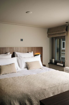 In-room safe, desk, laptop workspace, free WiFi - Hotel BLINK (Valkenburg aan de Geul)