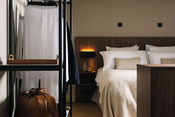 Caja de seguridad en la habitación y escritorio