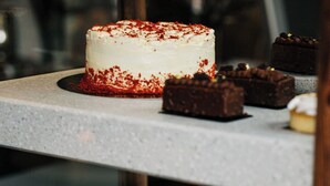 Une présentation de desserts comprenant un gâteau, des tartes et des pâtisseries.
