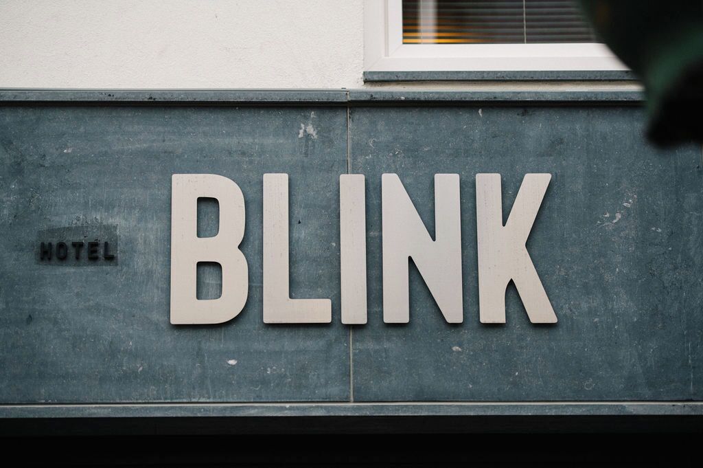 Un letrero con la palabra 'BLINK' en la fachada de un edificio.