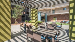 Outdoor dining - Tempe Close To ASU | Pool, Gym, W/D & Parking (Tempe)