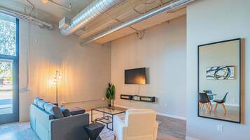 Een televisie en een kantoor