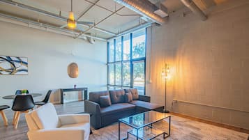 Een televisie en een kantoor