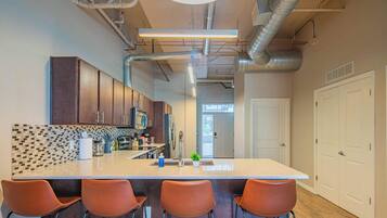 Een koelkast, een magnetron, een oven, een kookplaat