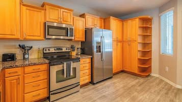 Frigorifero, microonde, forno, piano cottura