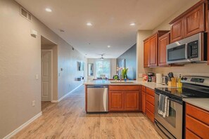 Refrigerador, microondas, horno, placa de cocina