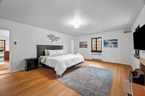 5 sovrum, skrivbord, strykjärn/strykbräda och resesäng