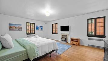 5 bedrooms, desk, iron/ironing board, travel cot