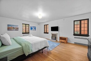 5 habitaciones, escritorio y tabla de planchar con plancha 