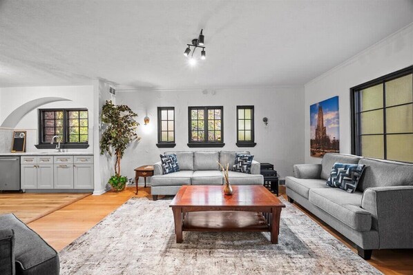 Televisión y oficina 