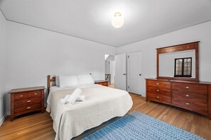 5 bedrooms, desk, iron/ironing board, travel cot - The Walnut Suites - The Family Suite (Pittsburgh)
