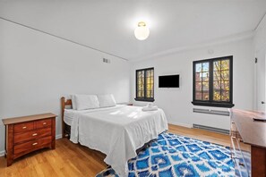 5 bedrooms, desk, iron/ironing board, travel cot