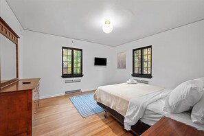 5 bedrooms, desk, iron/ironing board, travel cot