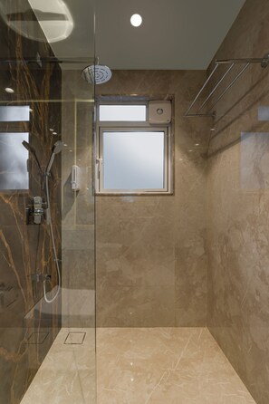 Shower, free toiletries, towels, soap - Nuvia Boutique Hotel  (Mumbai)