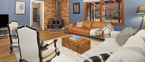 Smart TV, fireplace