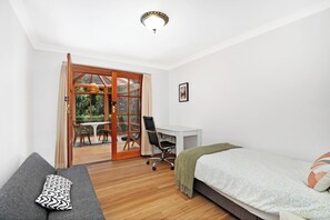 4 bedrooms, iron/ironing board, WiFi, bed sheets - 'Bundaleer' - Among the Trees (Bowral)