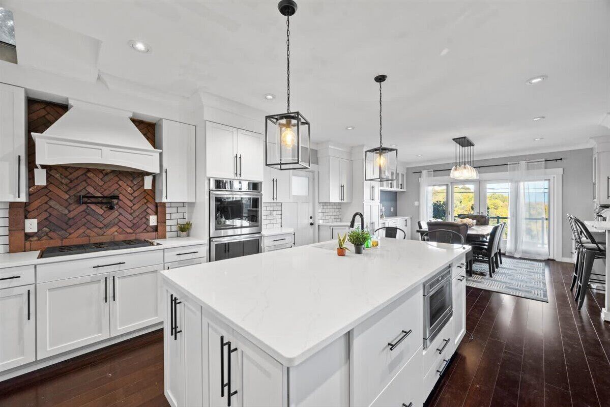 Een koelkast, een magnetron, een kookplaat, een vaatwasser