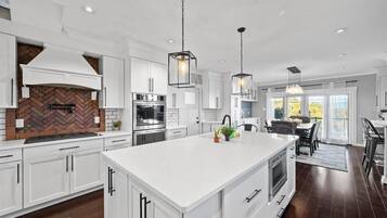 Een koelkast, een magnetron, een kookplaat, een vaatwasser