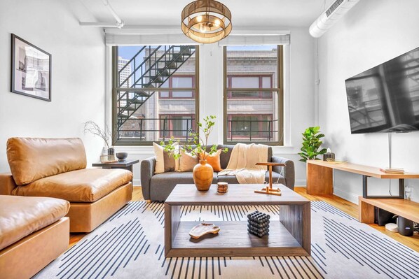 TV, fireplace, foosball - Lofts on E4th | Walk to Sports | 2Kings + Sleeps 8 (Cleveland)