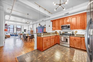 冷蔵庫、電子レンジ、オーブン、コンロ