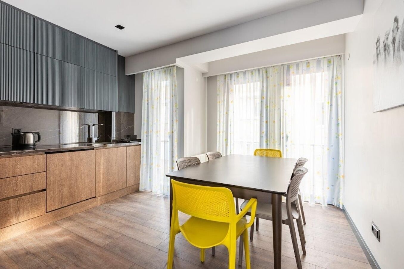Una cocina moderna con encimera de madera y placa de cocina integrada.