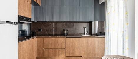 Fridge, oven, stovetop, dishwasher