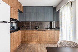 Frigorifero, microonde, forno, piano cottura